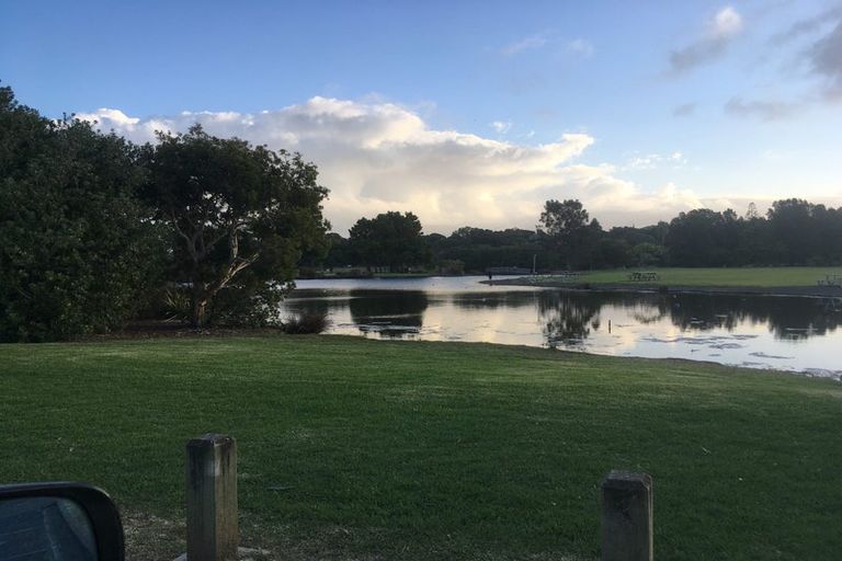 Photo of property in 28 Howard Road, Northcote, Auckland, 0627