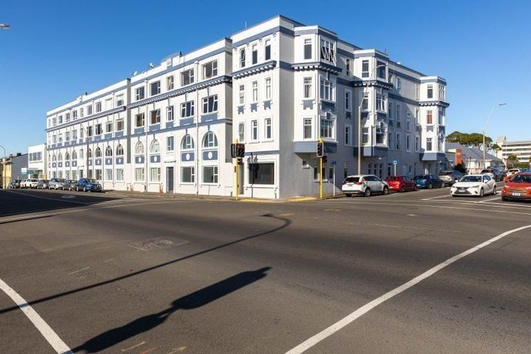 Photo of property in Devonport Apartments, 23/127 Saint Aubyn Street, New Plymouth, 4310