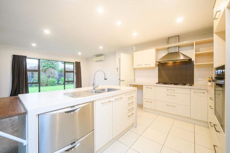 Photo of property in 16 Sorrento Place, Kelvin Grove, Palmerston North, 4414