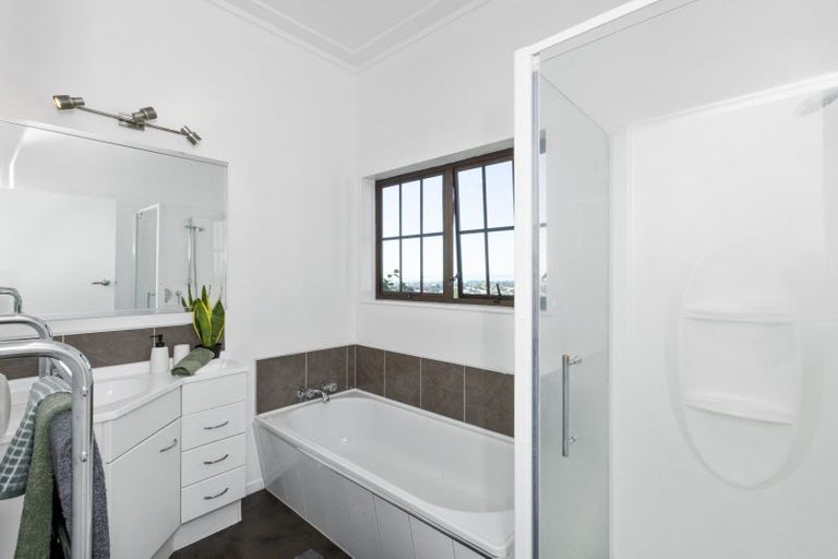 Photo of property in 25 Enfield Road, Hospital Hill, Napier, 4110