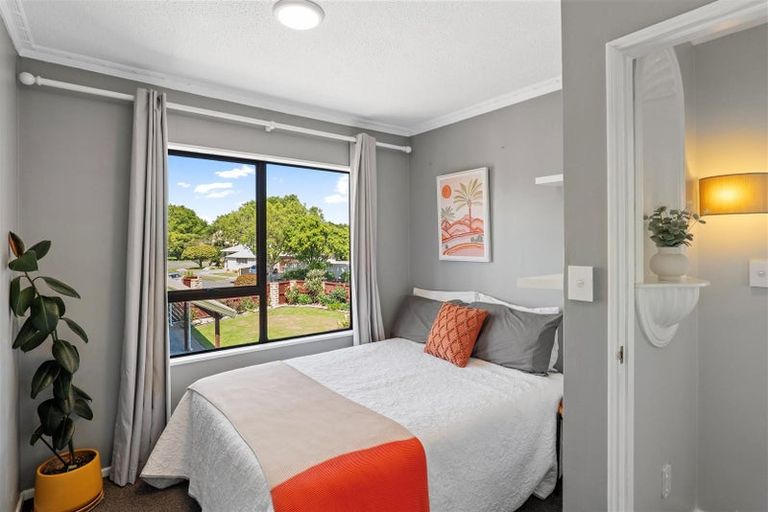 Photo of property in 15 Sonning Place, Redwood, Christchurch, 8051