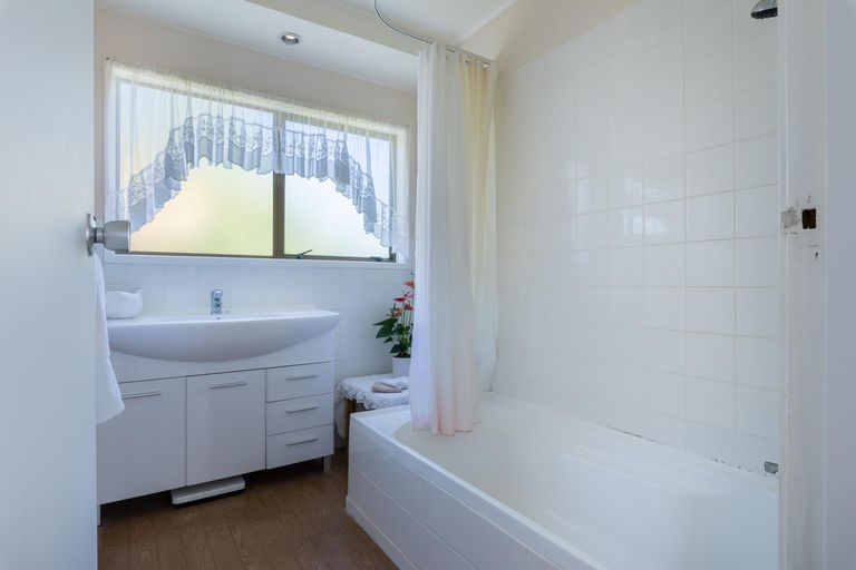 Photo of property in 17 Adam Sunde Place, Glen Eden, Auckland, 0602