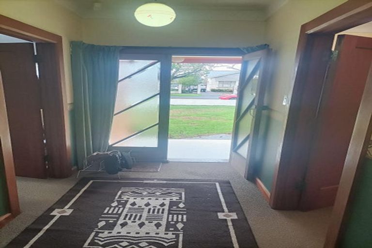 Photo of property in 28 Rangitane Street, Palmerston North, 4414