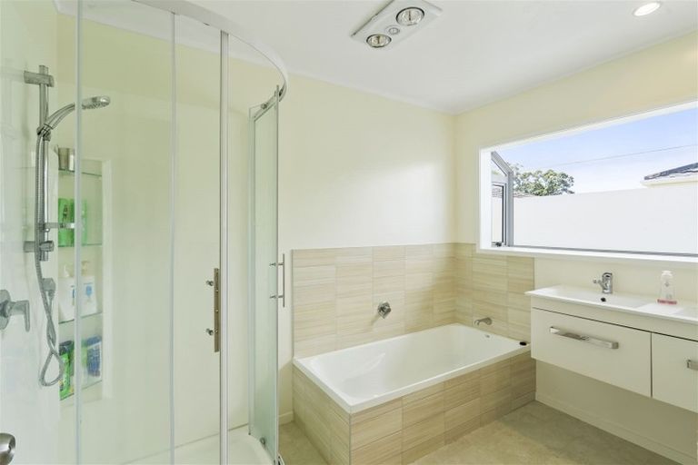 Photo of property in 8 Darcy Place, Massey, Auckland, 0614