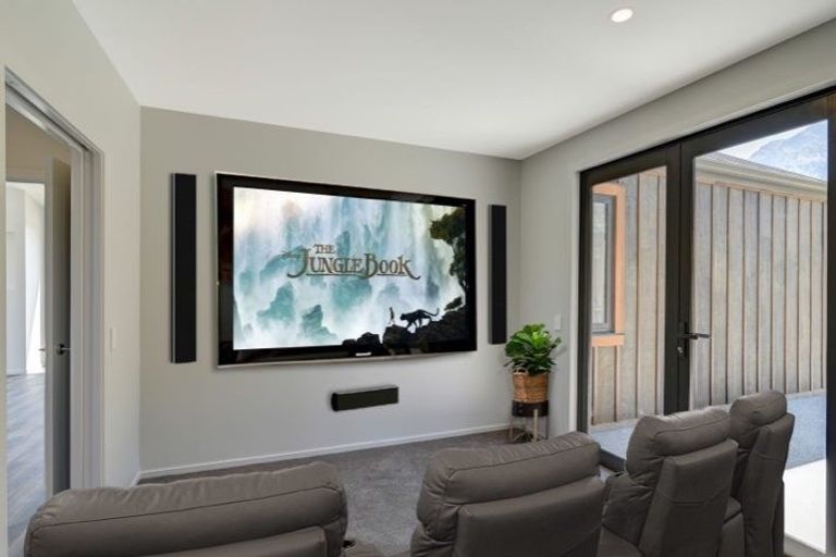 Photo of property in 16 Kinross Lane, Jacks Point, Queenstown, 9371