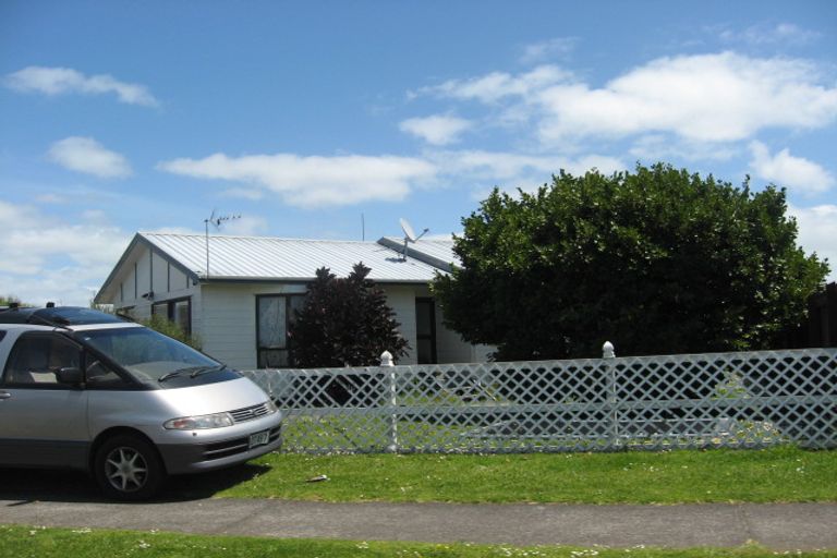 Photo of property in 27 Dungarvon Place, Clendon Park, Auckland, 2103