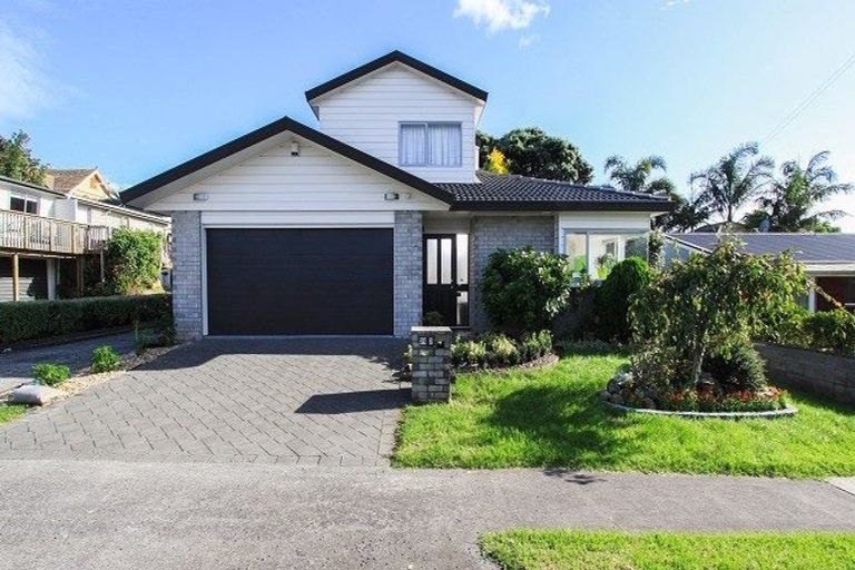 Photo of property in 2/29 Eastern Beach Road, Eastern Beach, Auckland, 2012
