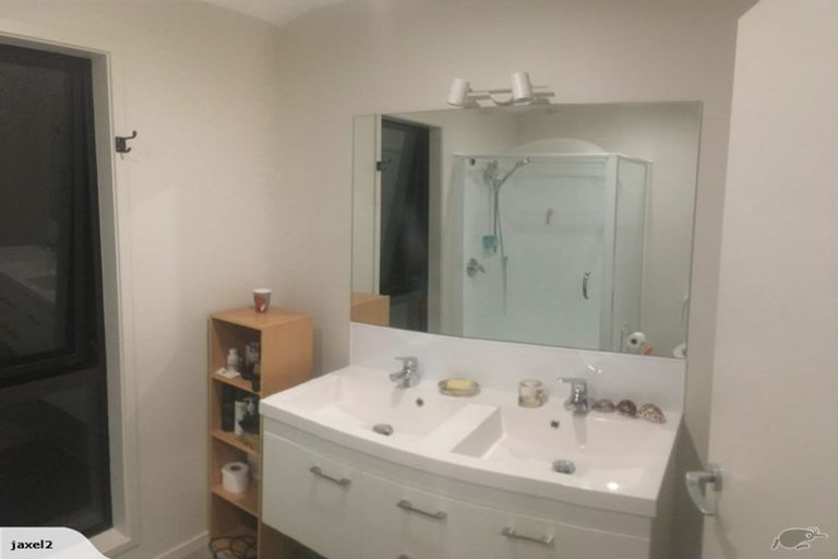 Photo of property in 29 Deverell Place, Northcross, Auckland, 0632