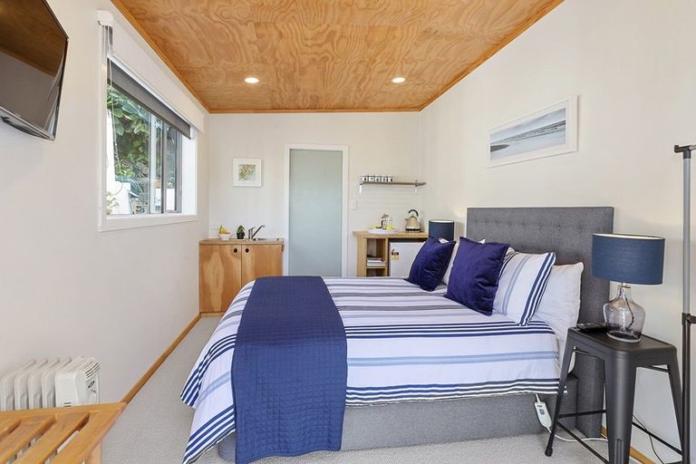 Photo of property in 106 Breaker Bay Road, Breaker Bay, Wellington, 6022