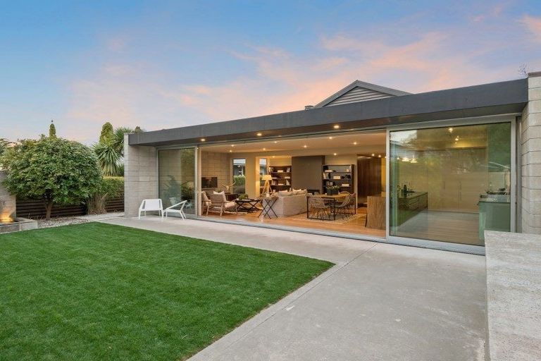 Photo of property in 20 Augusta Street, Redcliffs, Christchurch, 8081