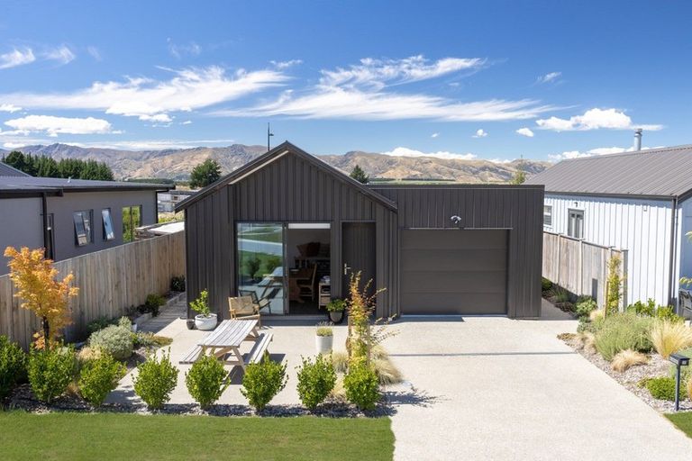 Photo of property in 30 Mount Creighton Crescent, Wanaka, 9305
