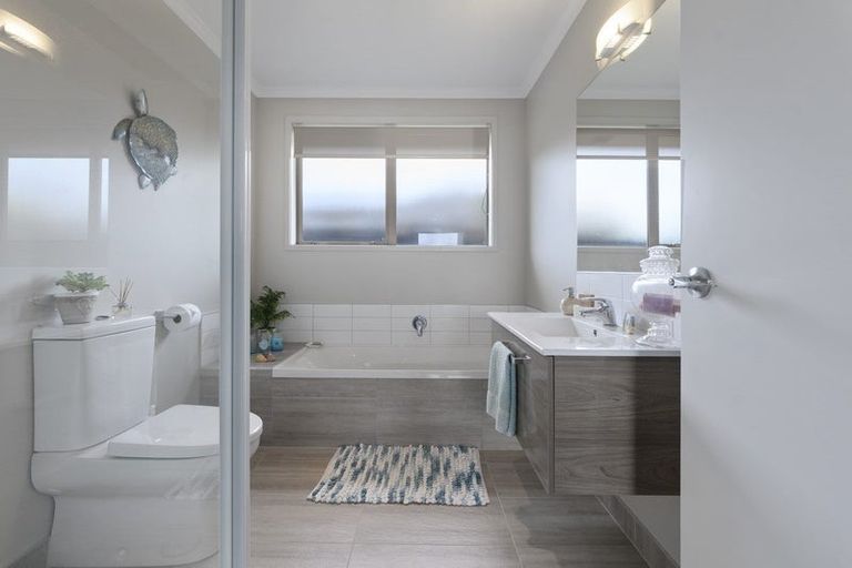 Photo of property in 22 Vista Close, Omokoroa, 3114