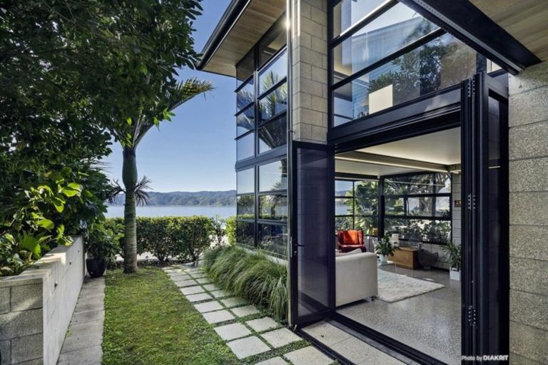 Photo of property in 377a Karaka Bay Road, Karaka Bays, Wellington, 6022