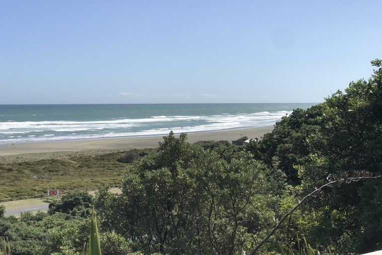 Photo of property in 30 Garden Road, Piha, New Lynn, 0772