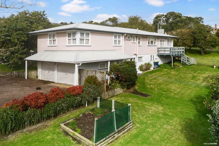 Photo of property in 5 Barron Drive, Green Bay, Auckland, 0604