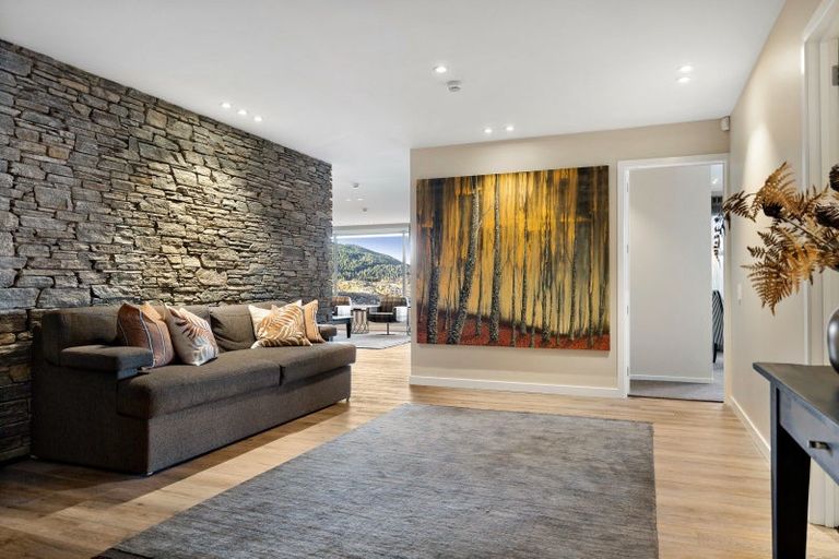 Photo of property in 6 Lordens Place, Fernhill, Queenstown, 9300