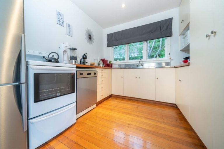 Photo of property in 32 Martindales Road, Heathcote Valley, Christchurch, 8022