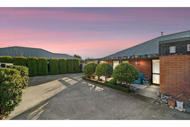 Photo of property in 2/2 Fountainhead Lane, Hillmorton, Christchurch, 8025