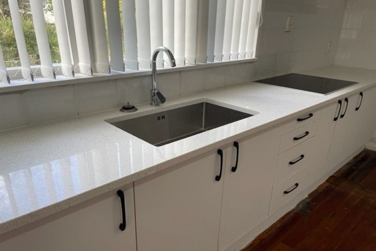 Photo of property in 1/22 Cliff View Drive, Green Bay, Auckland, 0604