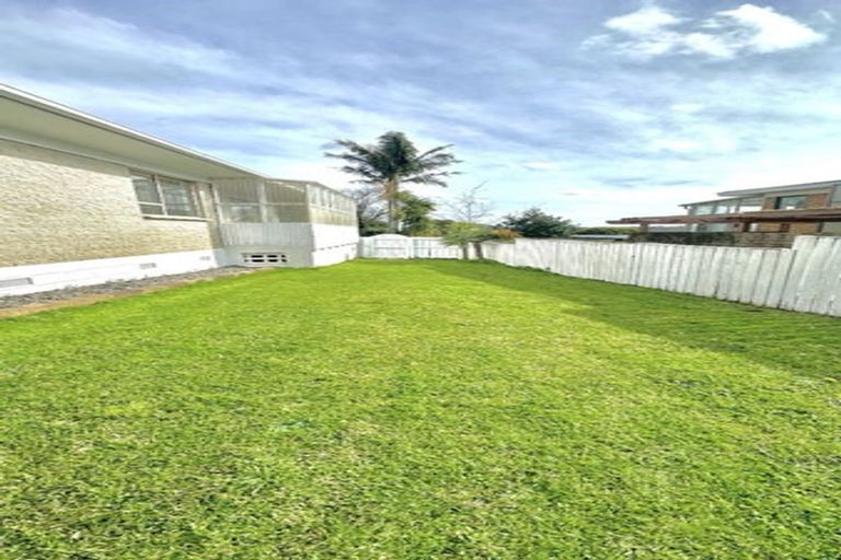 Photo of property in 1/166 Fisher Parade, Farm Cove, Auckland, 2012