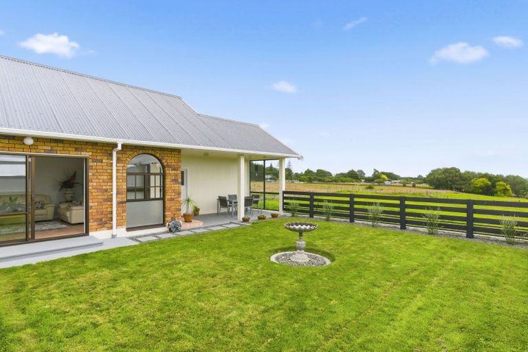 Photo of property in 15 Koputaroa Road, Levin, 5575