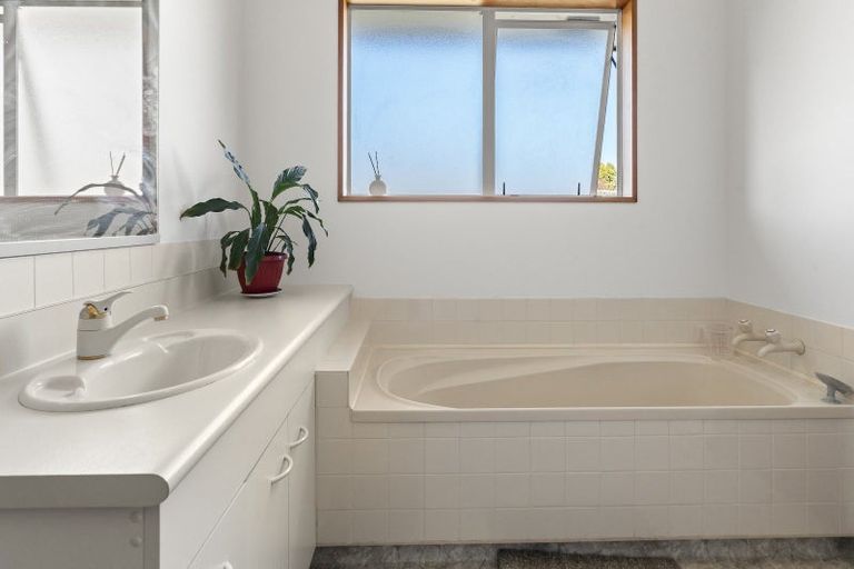 Photo of property in 28 Peebles Drive, Hei Hei, Christchurch, 8042