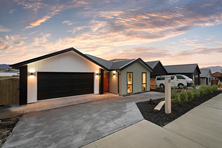 Photo of property in 22 Cheviot Street, Jacks Point, 9371