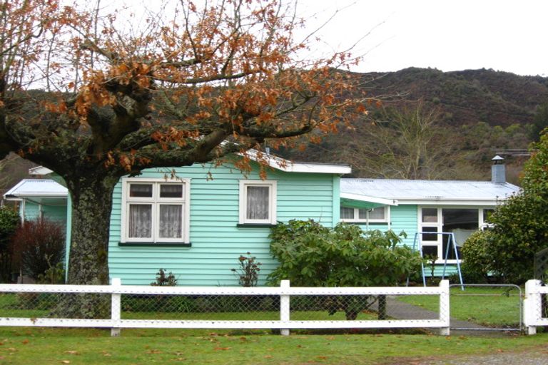 Photo of property in 5 Walsh Street, Reefton, 7830