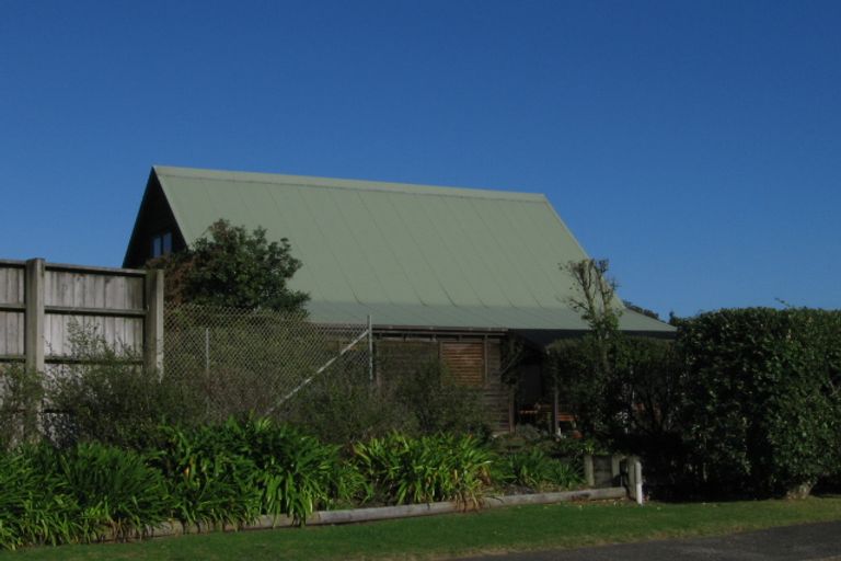 Photo of property in 25 Freyberg Crescent, Waikanae Beach, Waikanae, 5036