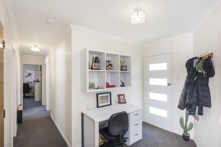 Photo of property in 17 Abraham Crescent, Milson, Palmerston North, 4414