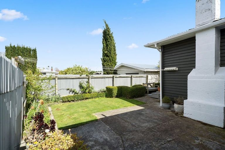 Photo of property in 12a Oxford Street, Martinborough, 5711