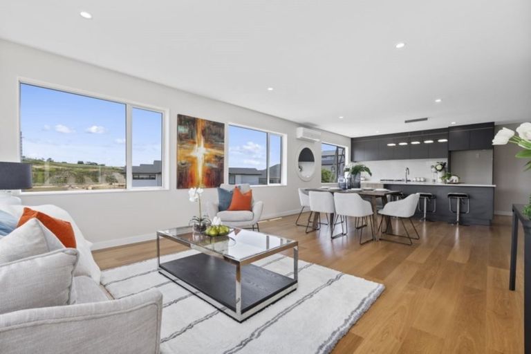 Photo of property in 28 Turutu Place, Long Bay, Auckland, 0630