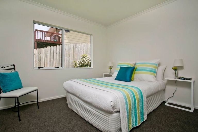 Photo of property in 3/8a Target Road, Totara Vale, Auckland, 0629