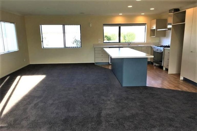 Photo of property in 4 Gandalf Crescent, Paraparaumu, 5032