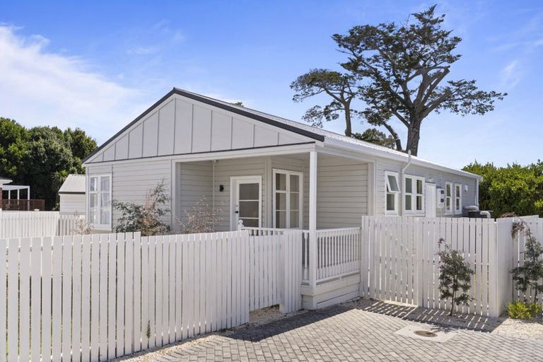 Photo of property in 24b Clinton Avenue, Te Atatu Peninsula, Auckland, 0610
