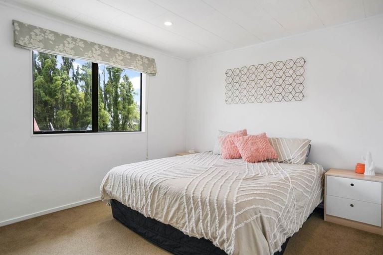 Photo of property in 21a Tahi Terrace, Glen Eden, Auckland, 0602
