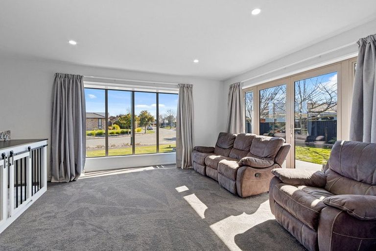 Photo of property in 16 Sovereign Gardens, Halswell, Christchurch, 8025