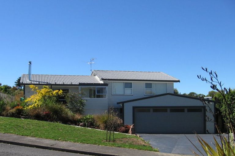 Photo of property in 17 Peterhouse Place, West Harbour, Auckland, 0618