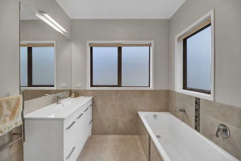 Photo of property in 2 Manurau Crescent, Merrilands, New Plymouth, 4312