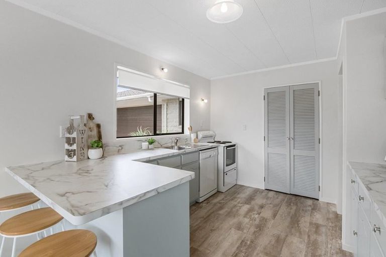 Photo of property in 18 Reeves Street, Waikanae Beach, Waikanae, 5036