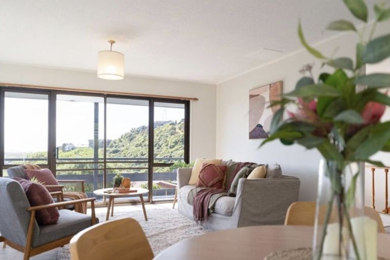 Photo of property in 44 Colchester Crescent, Newlands, Wellington, 6037