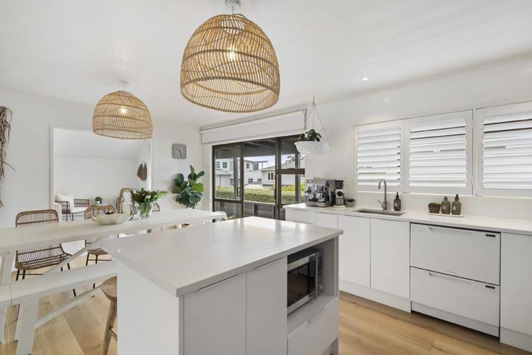 Photo of property in 2/10 Merani Street, Narrow Neck, Auckland, 0622