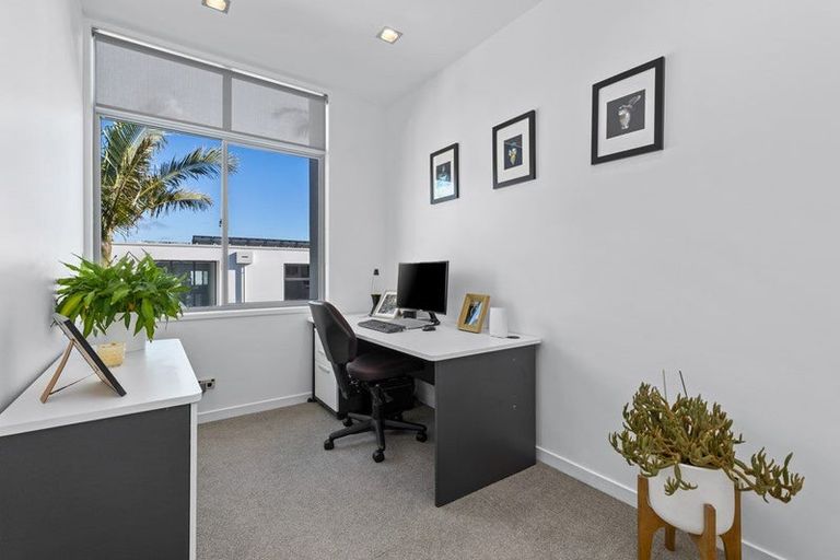 Photo of property in 2 Taumata Road, Castor Bay, Auckland, 0620