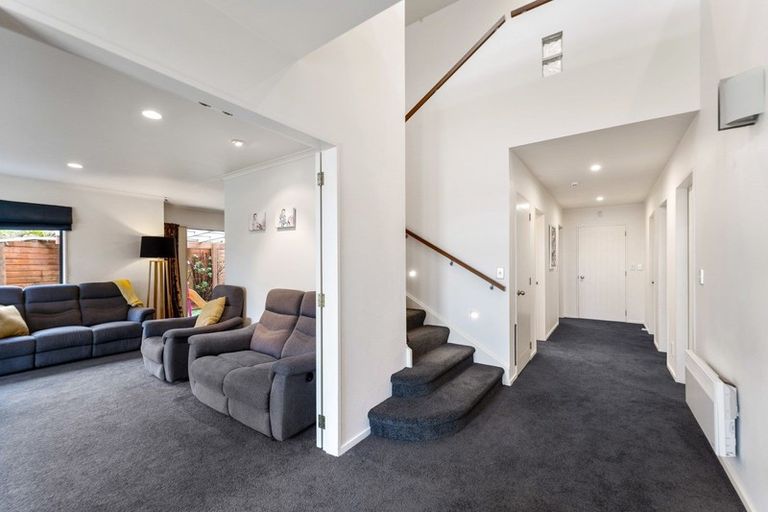 Photo of property in 8 Fernridge Way, Tirohanga, Lower Hutt, 5010