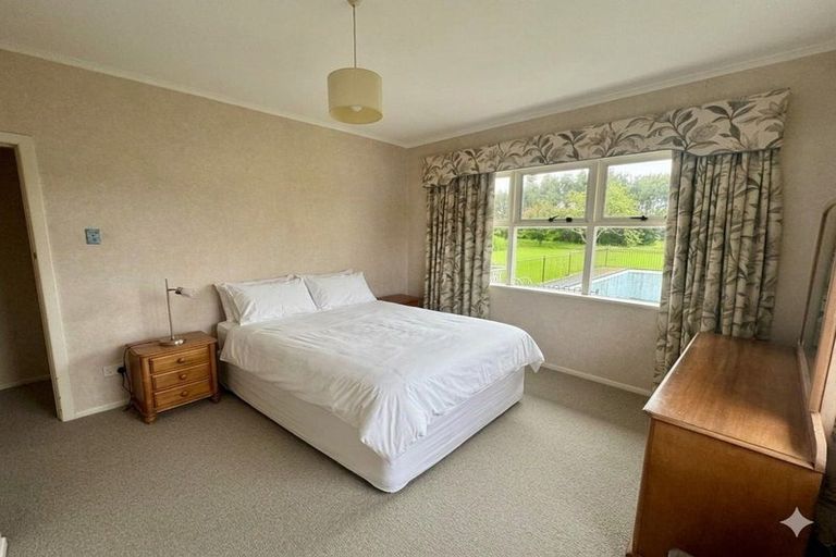 Photo of property in 100 Parrs Cross Road, Henderson, Auckland, 0612
