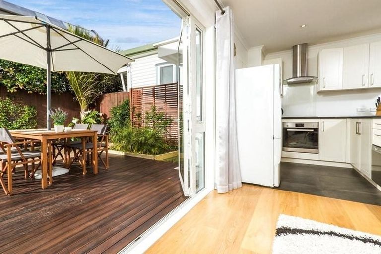 Photo of property in 2/25 Heathcote Road, Castor Bay, Auckland, 0620