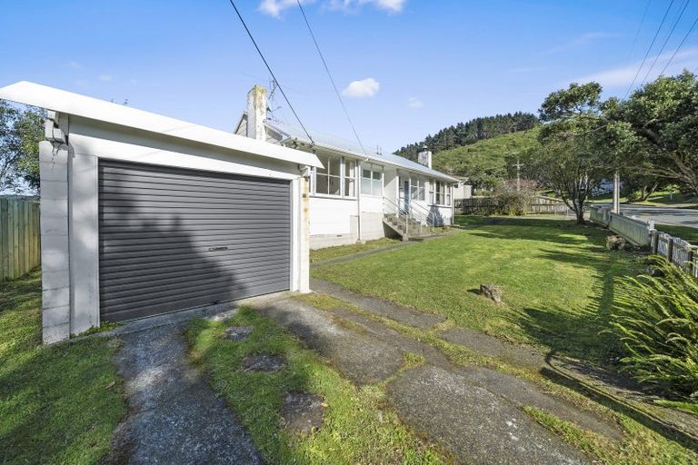 Photo of property in 70 Franklyn Road, Tawa, Wellington, 5028