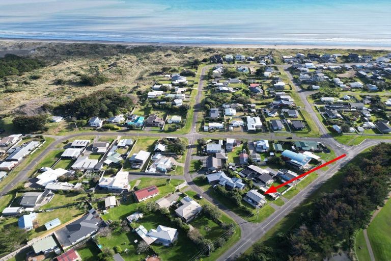Photo of property in 22 Holben Parade, Foxton Beach, Foxton, 4815