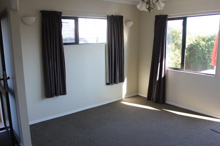 Photo of property in 18 Royal Oak Drive, Kelvin Grove, Palmerston North, 4414
