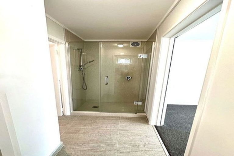 Photo of property in 1a Kiwi Esplanade, Mangere Bridge, Auckland, 2022